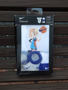 Nike Space Jam Lola Bunny Baby Gift Set 6-12 Months Bodysuit Hat Booties NEW